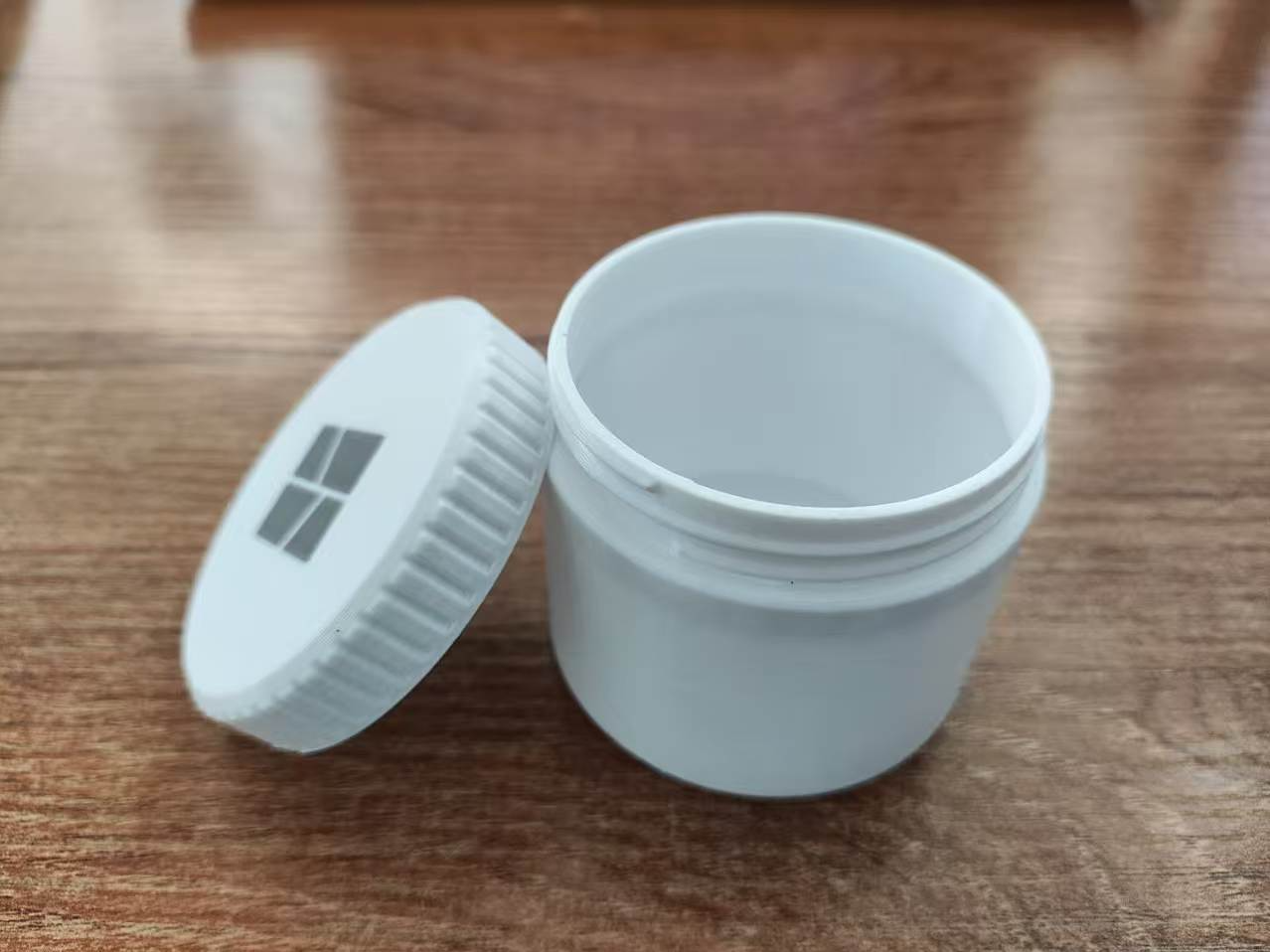 一个小瓶子螺纹盖 带瓶盖 塑料瓶 收纳瓶 小药瓶 6cm* 5cm