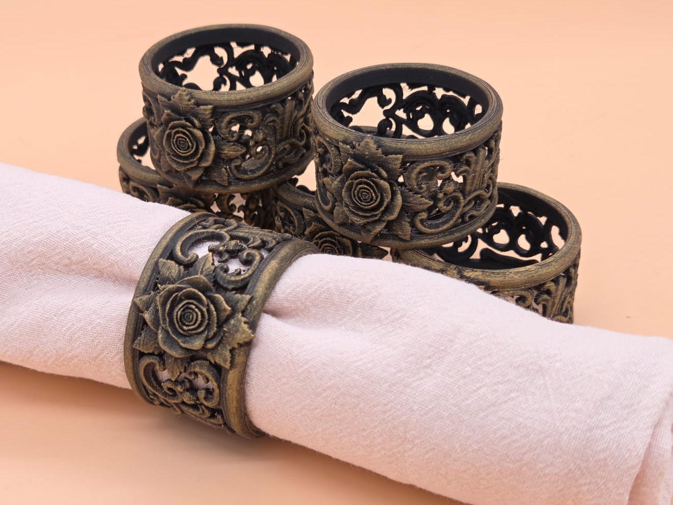Barocke Serviettenringe mit Rose