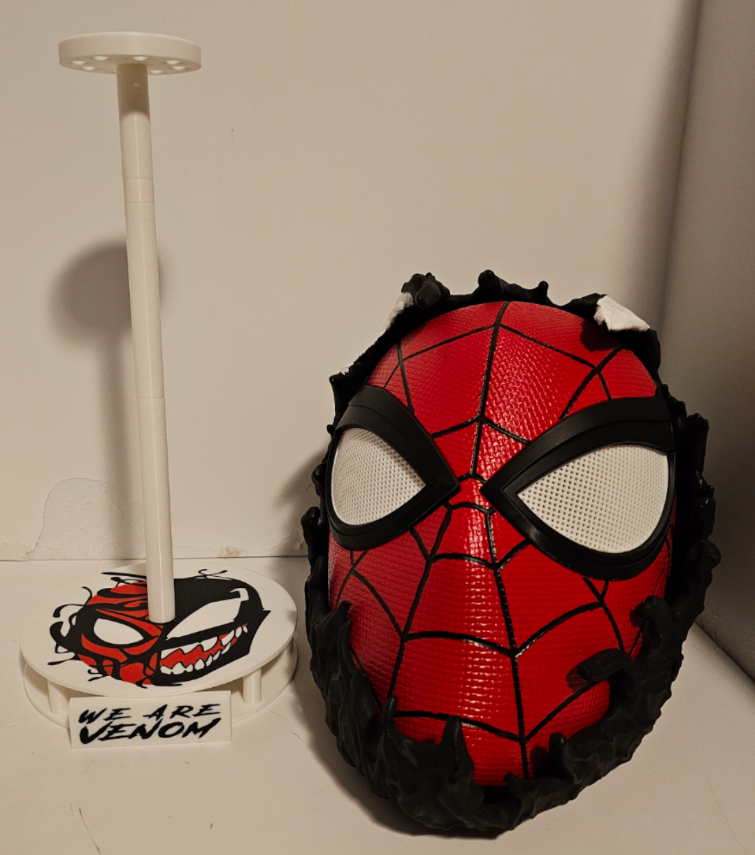 Spiderman/Venom Helmet Stand w/ changeable faces