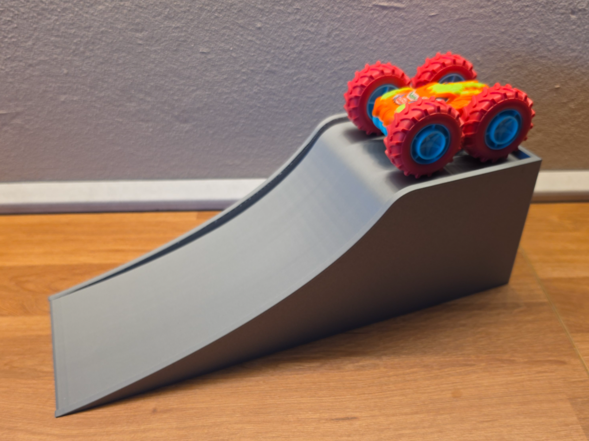 Spielzeugrampe Monstertruck und co