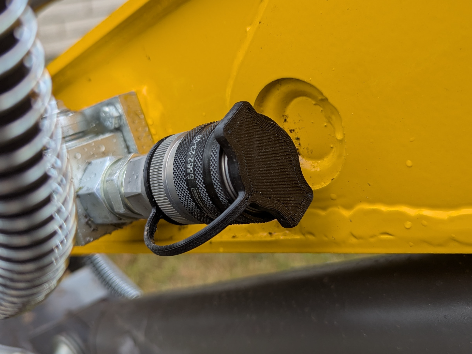 Hydraulic quick release dust cover