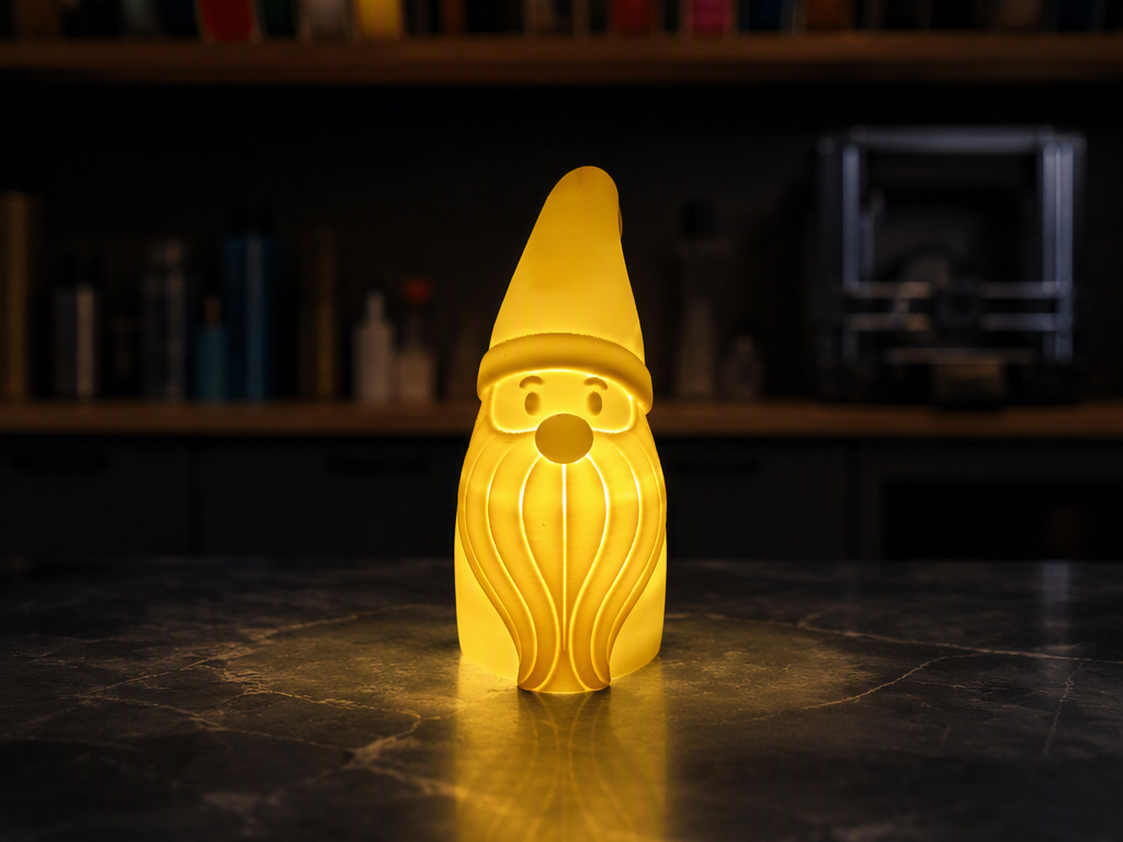 Schlanker Leuchtwichtel mit langem Bart