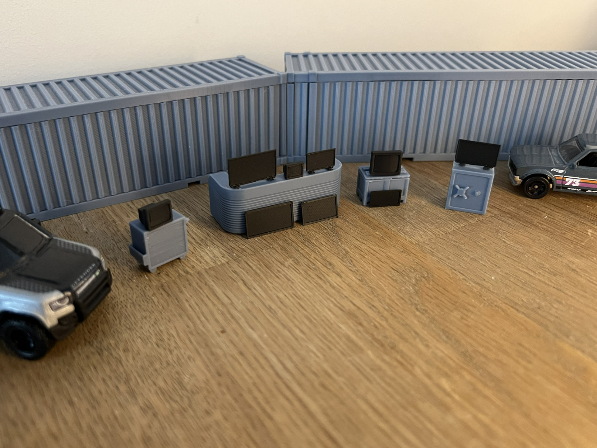 CRT TVs and flat-screen TVs 1/64 scale car diorama