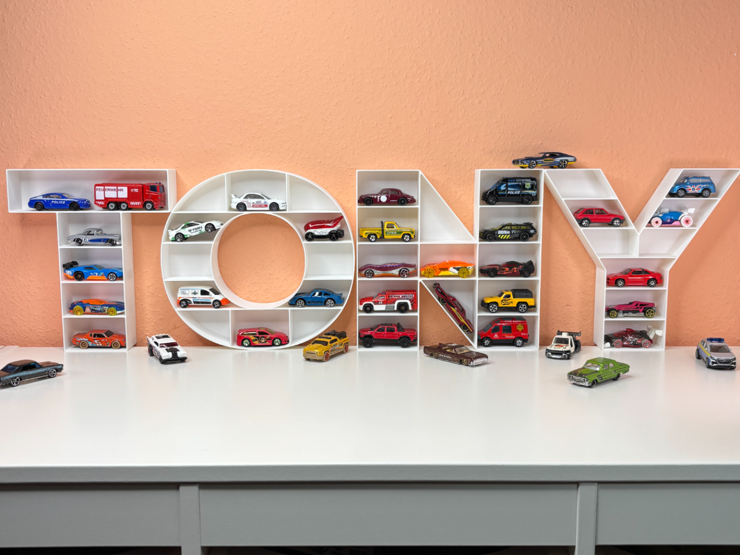 Buchstaben mit Auto-Slots – Spielzeugautos (1:64)