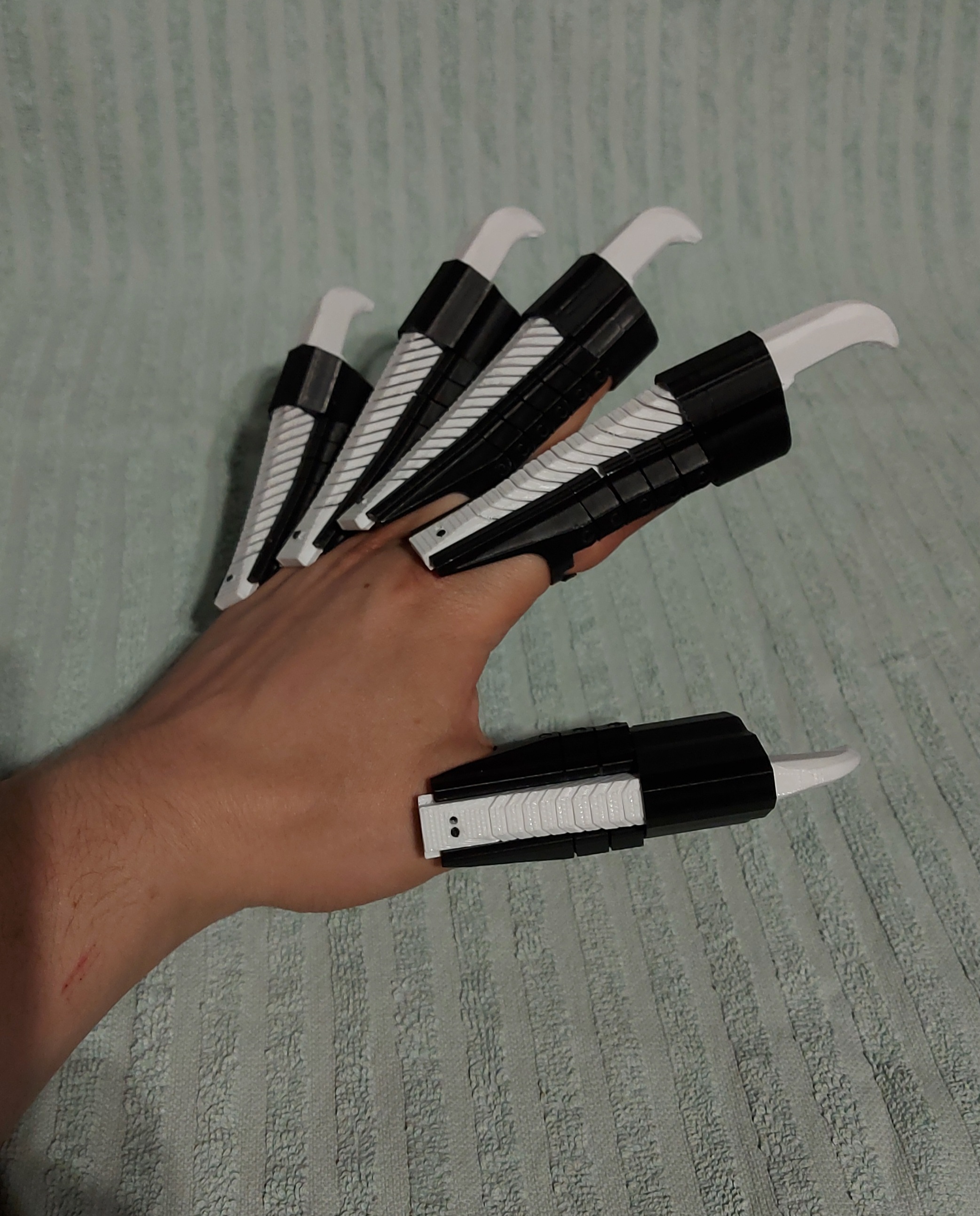 Extending claws