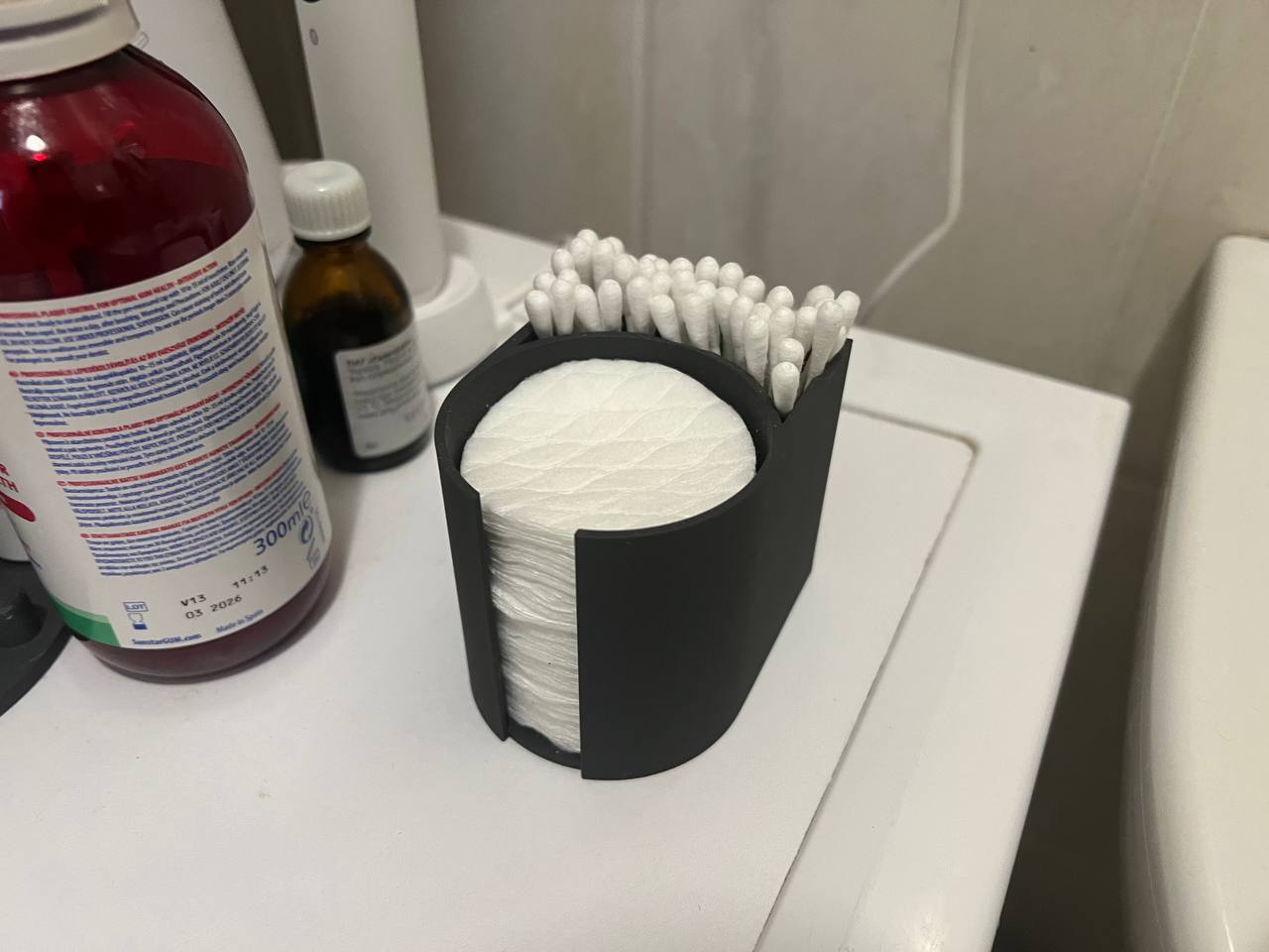 Cotton pad and tips holder