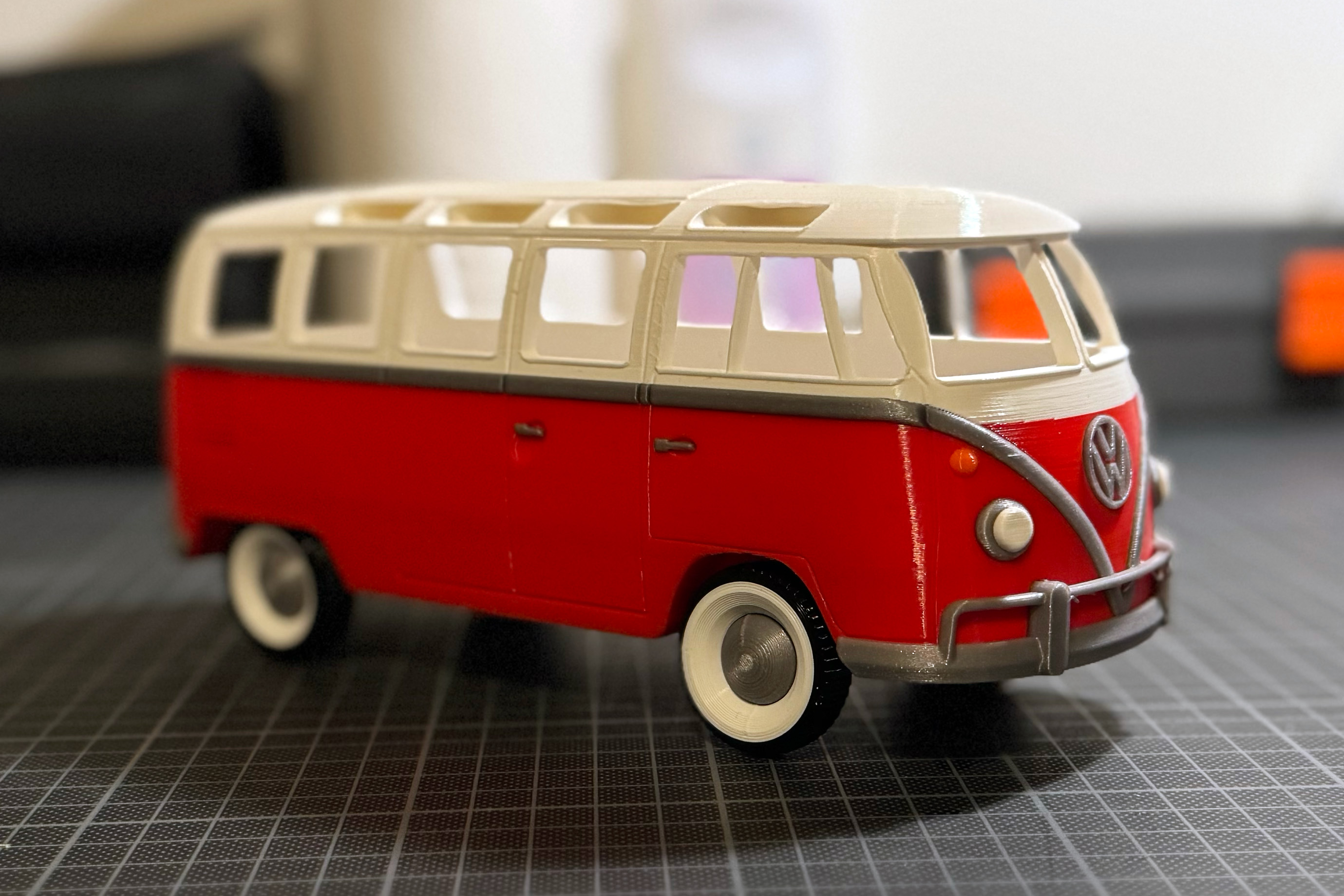 VW Bus / Multicolor / MMU
