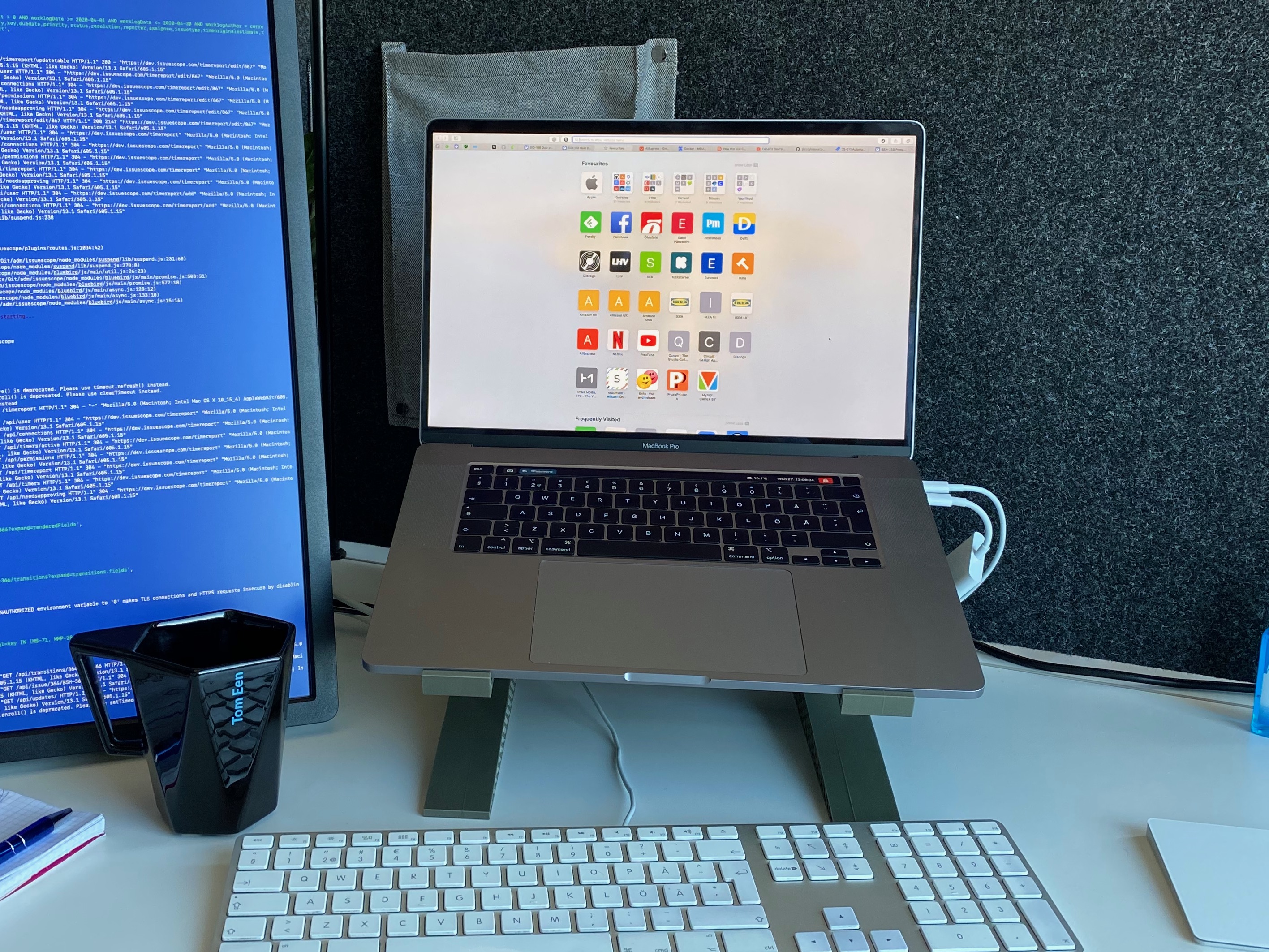 Laptop stand (sample)