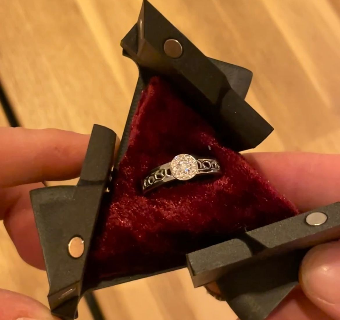 Kinetic ring box