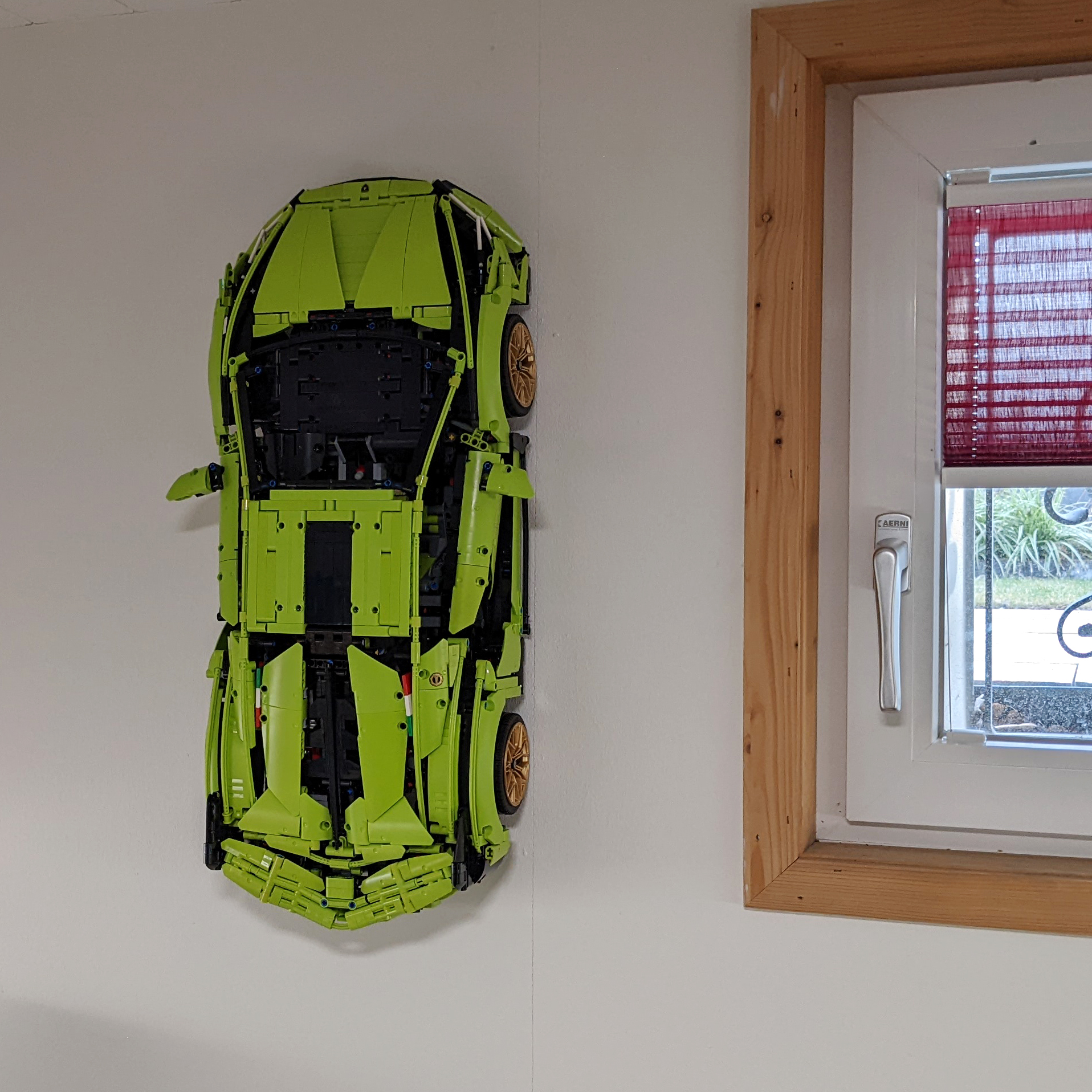Wall mount for LEGO Lamborghini SiΓ‘n FKP 37