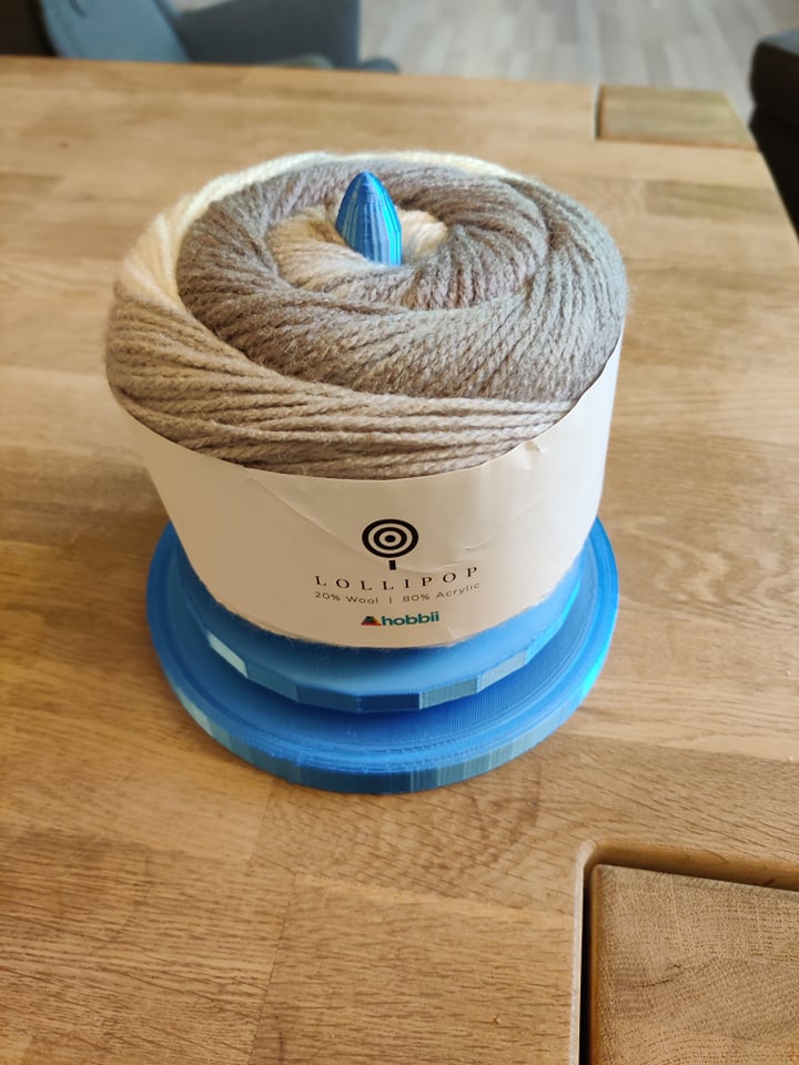 Yarn holder with turning plate