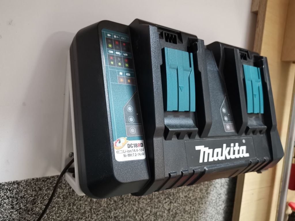 Makita DC18RD Dual Battery Charger Mount
