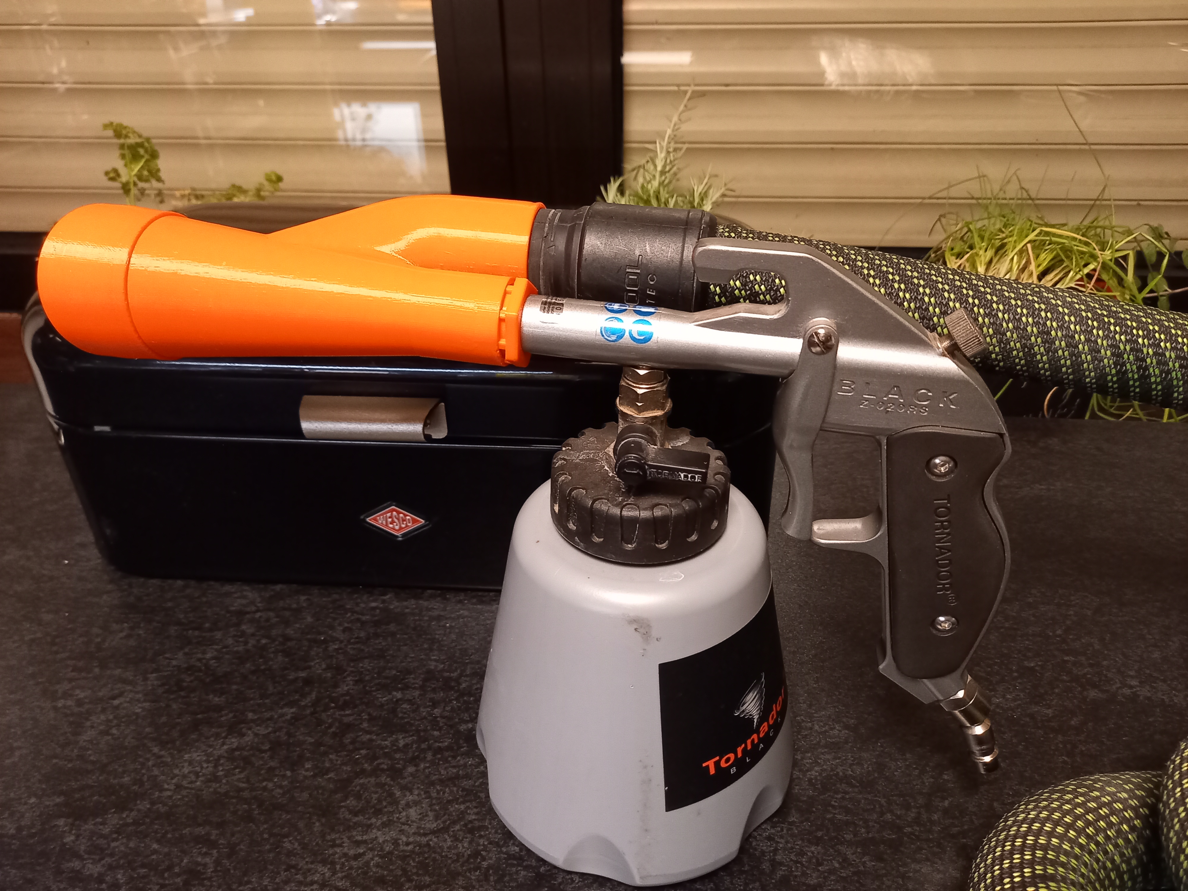Tornador vacuum cleaner connection