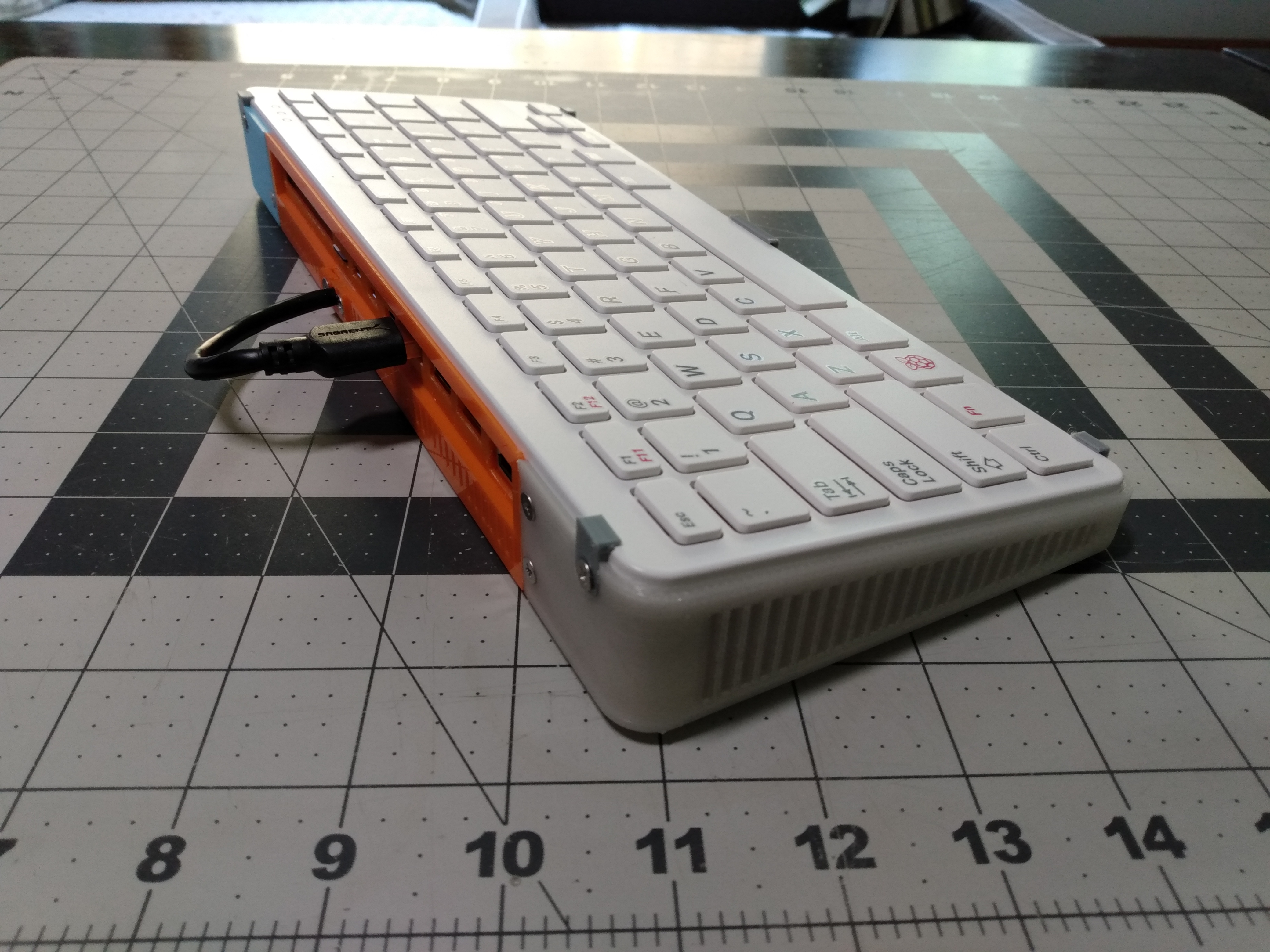 Raspberry Pi 400 Alternate Bottom with 2.5" SSD Mount.
