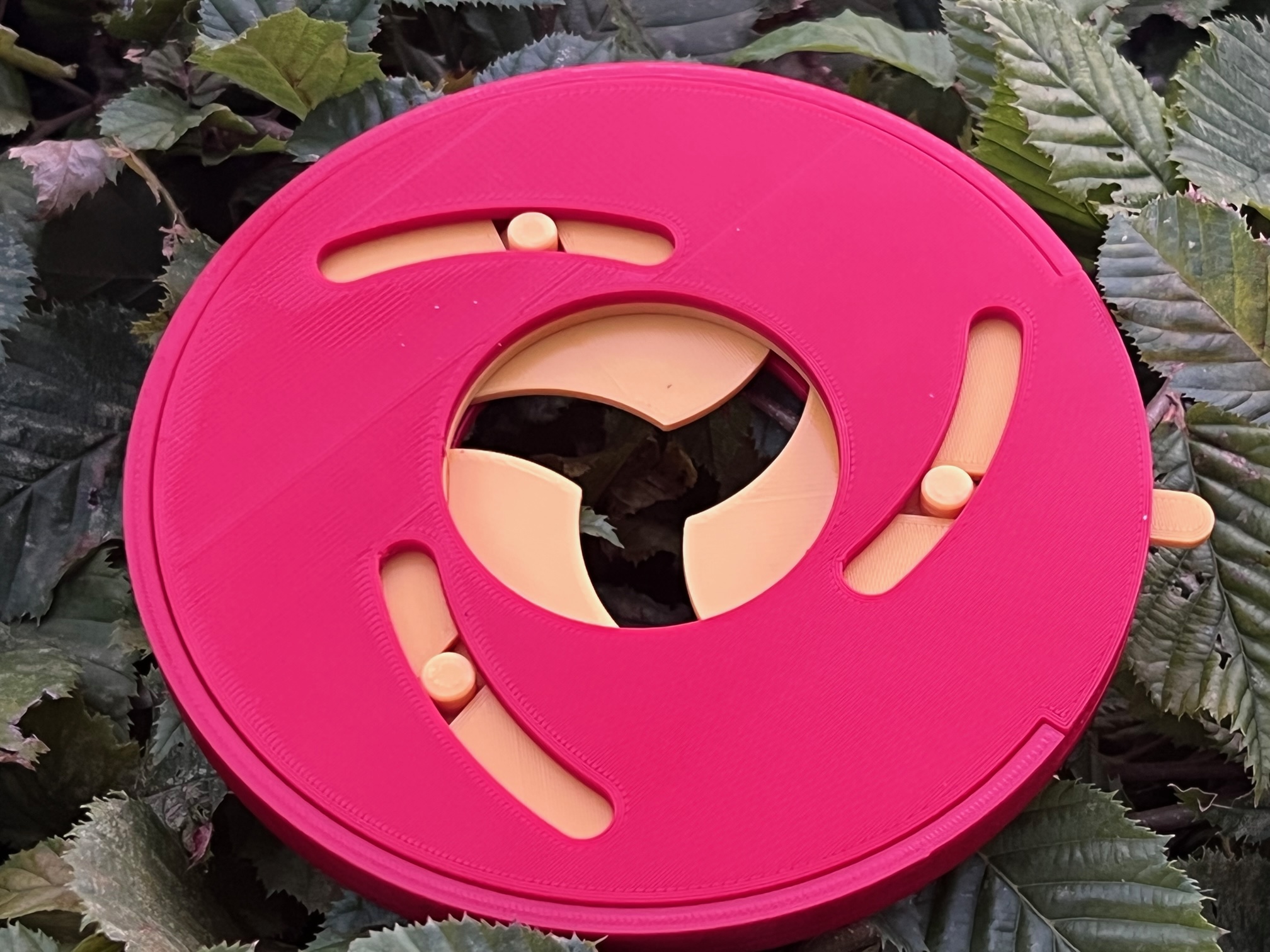 Iris mechanism based on 3 blades
