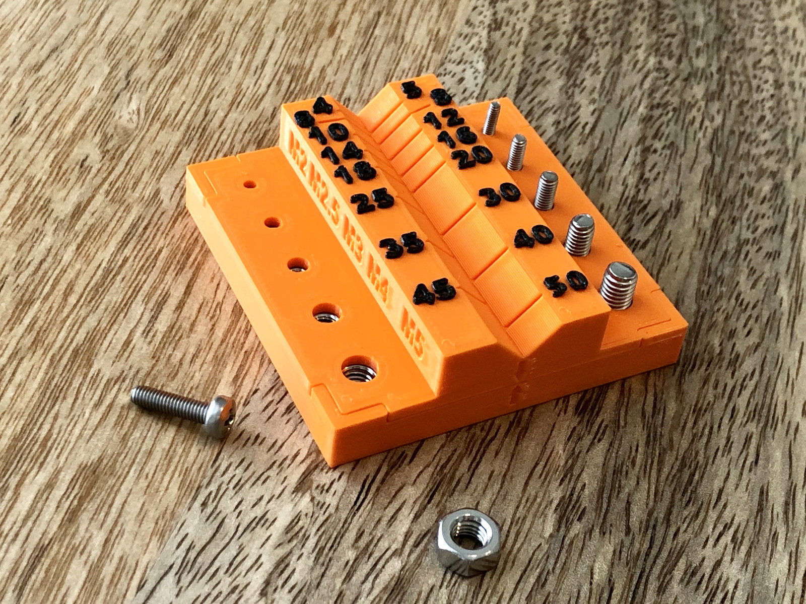 Metric nut & screw measuring tool