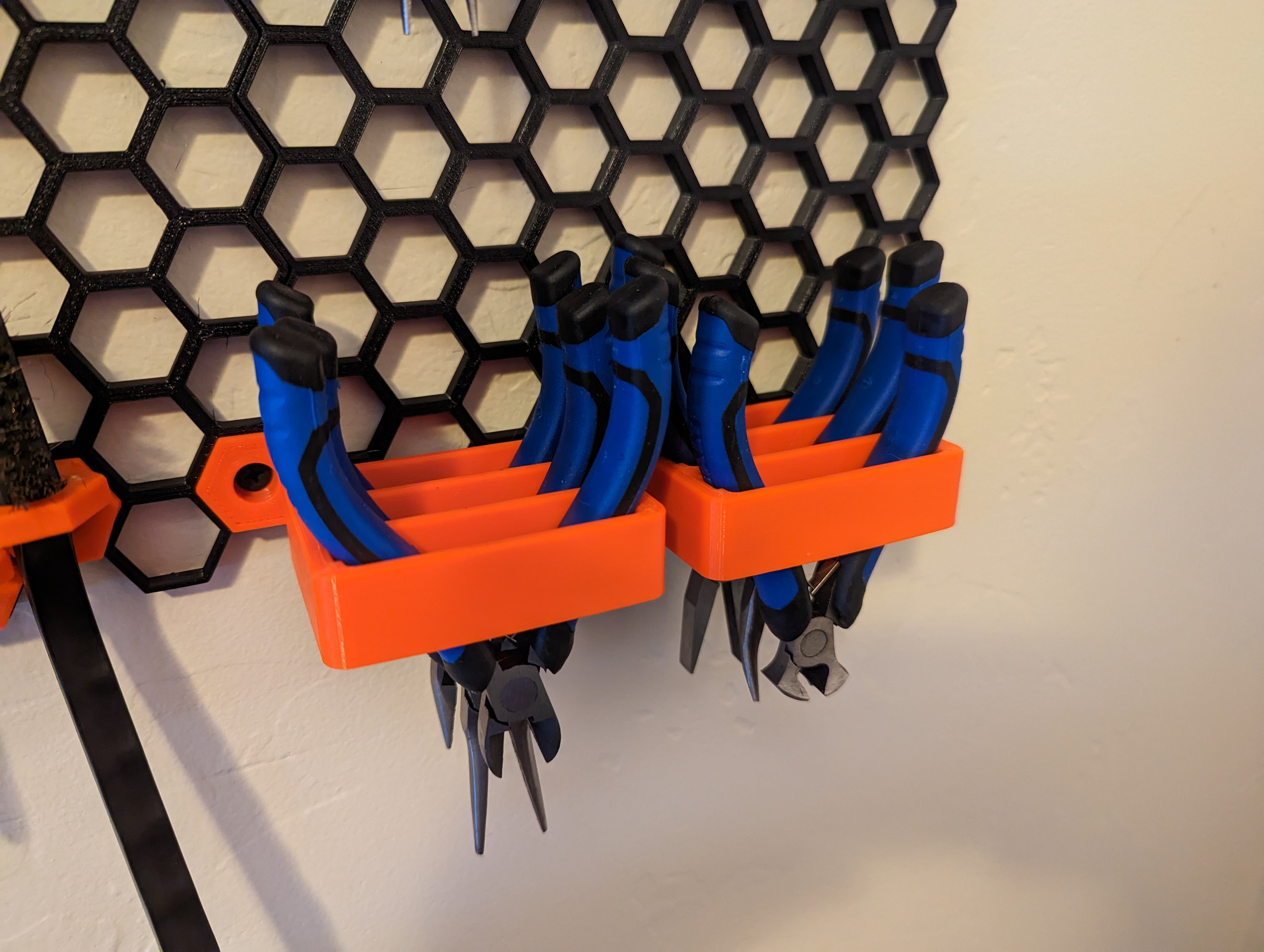 Honeycomb wall parametric pliers holder