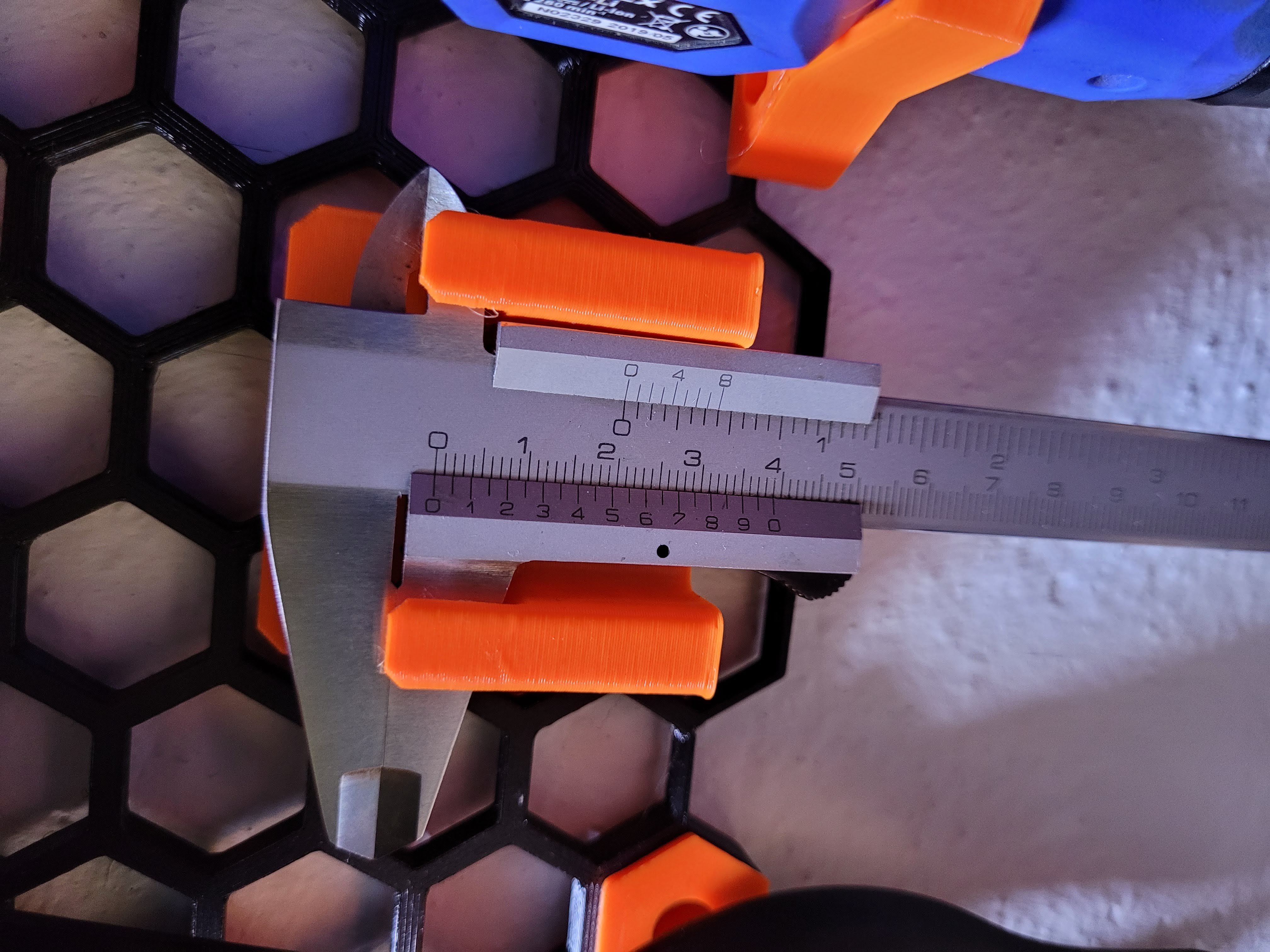 Caliper holder for Honeycomb storage wall