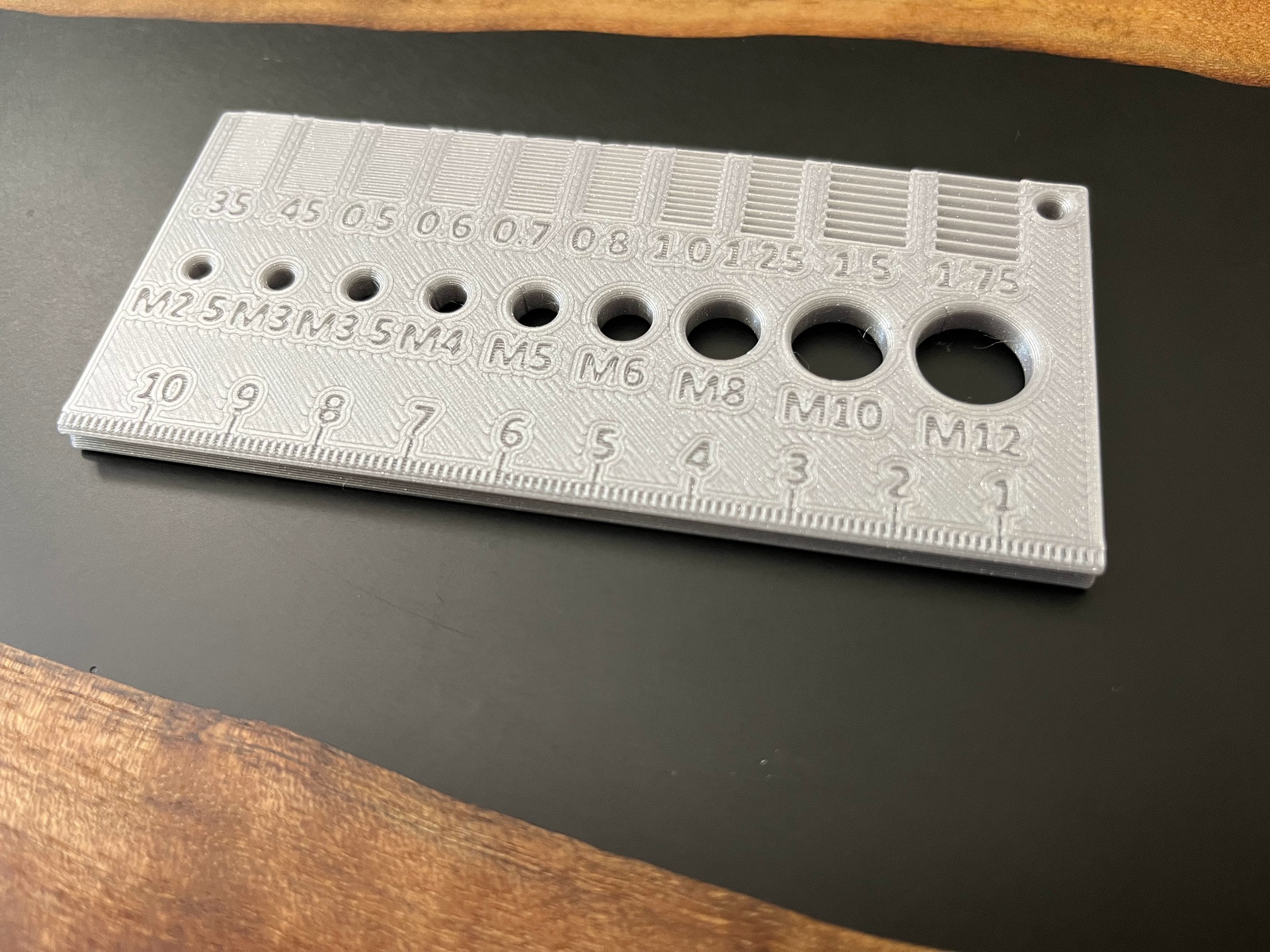 Bolt gauge with thread pitch identifier (metric and SAE)