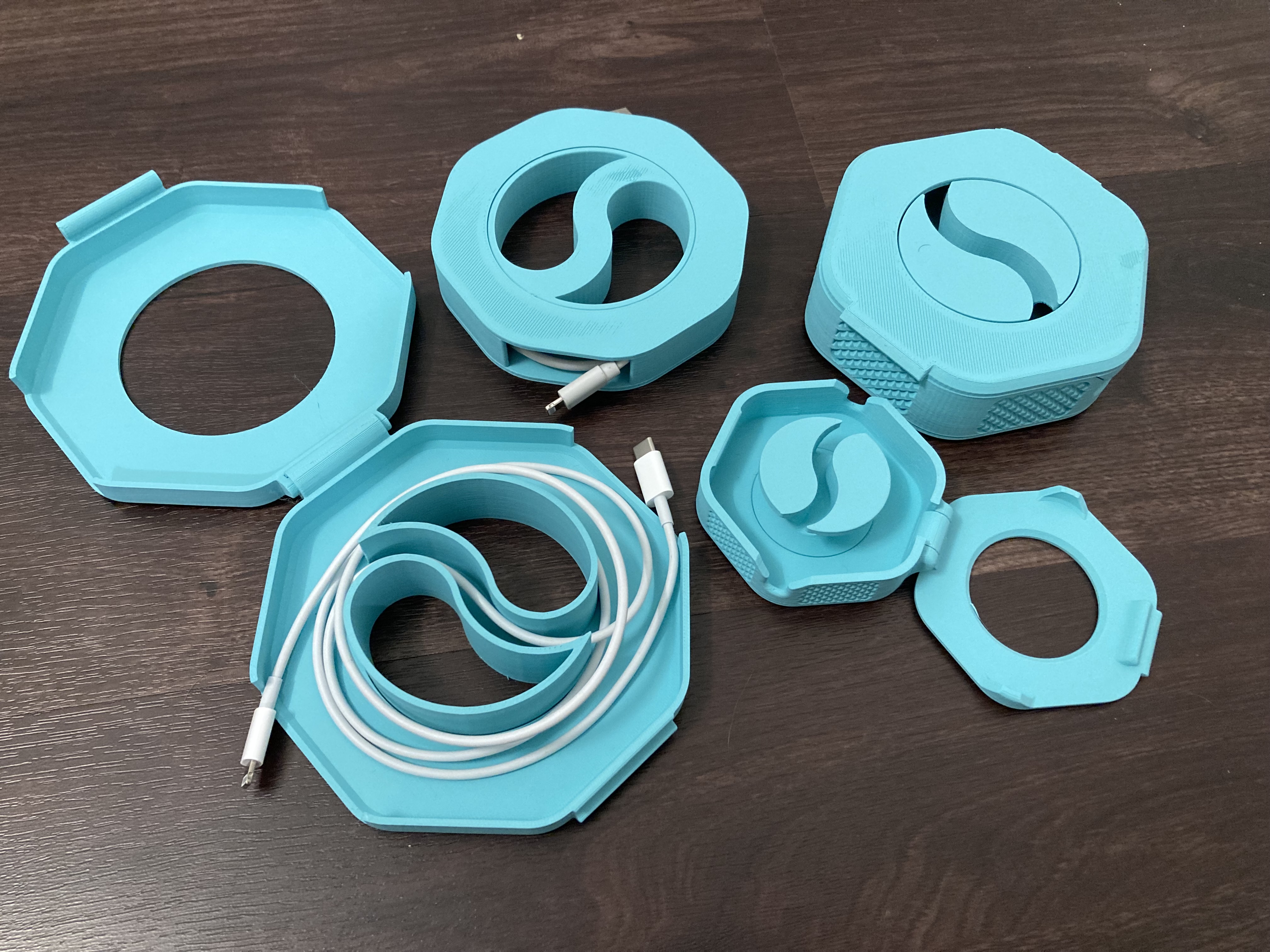 Strong hinge, easy latch, fast printing cable winder with parametric CAD. Print in place cable organizer or wire spool for pegboard