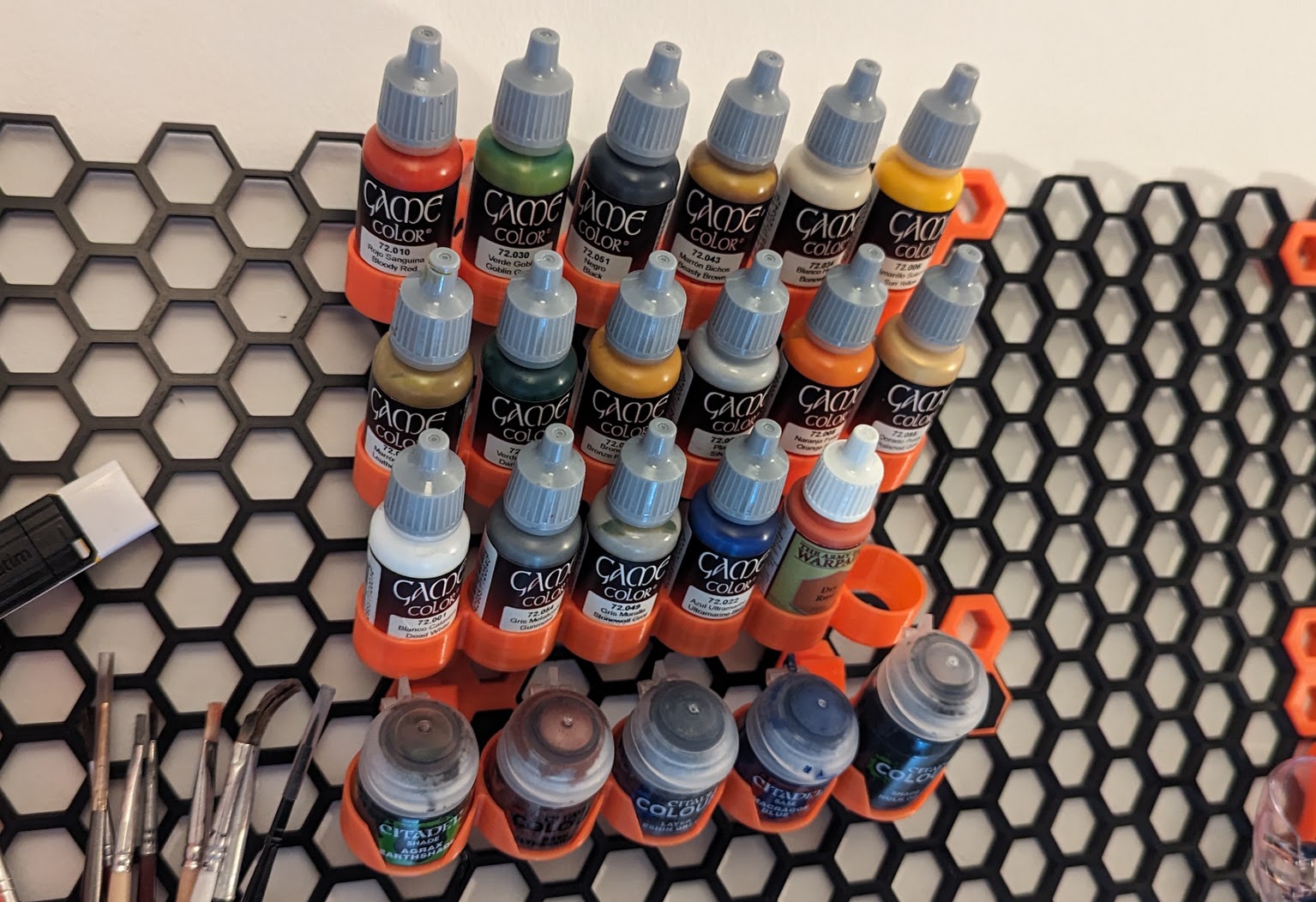 Honeycomb Wall Miniature Paint Holder (Citadel, Vallejo, Army Painter, ...)