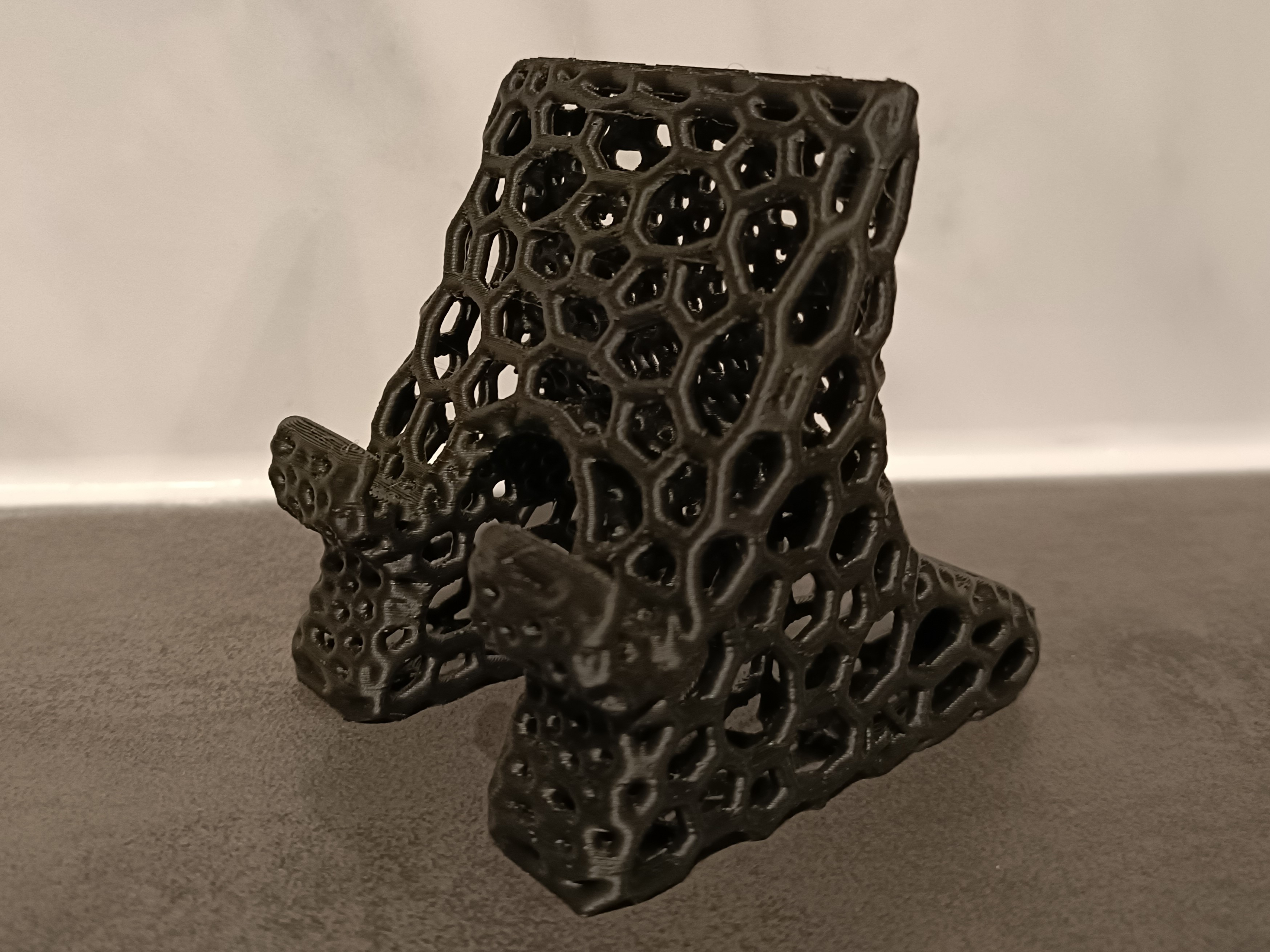 Voronoi Phone Stand