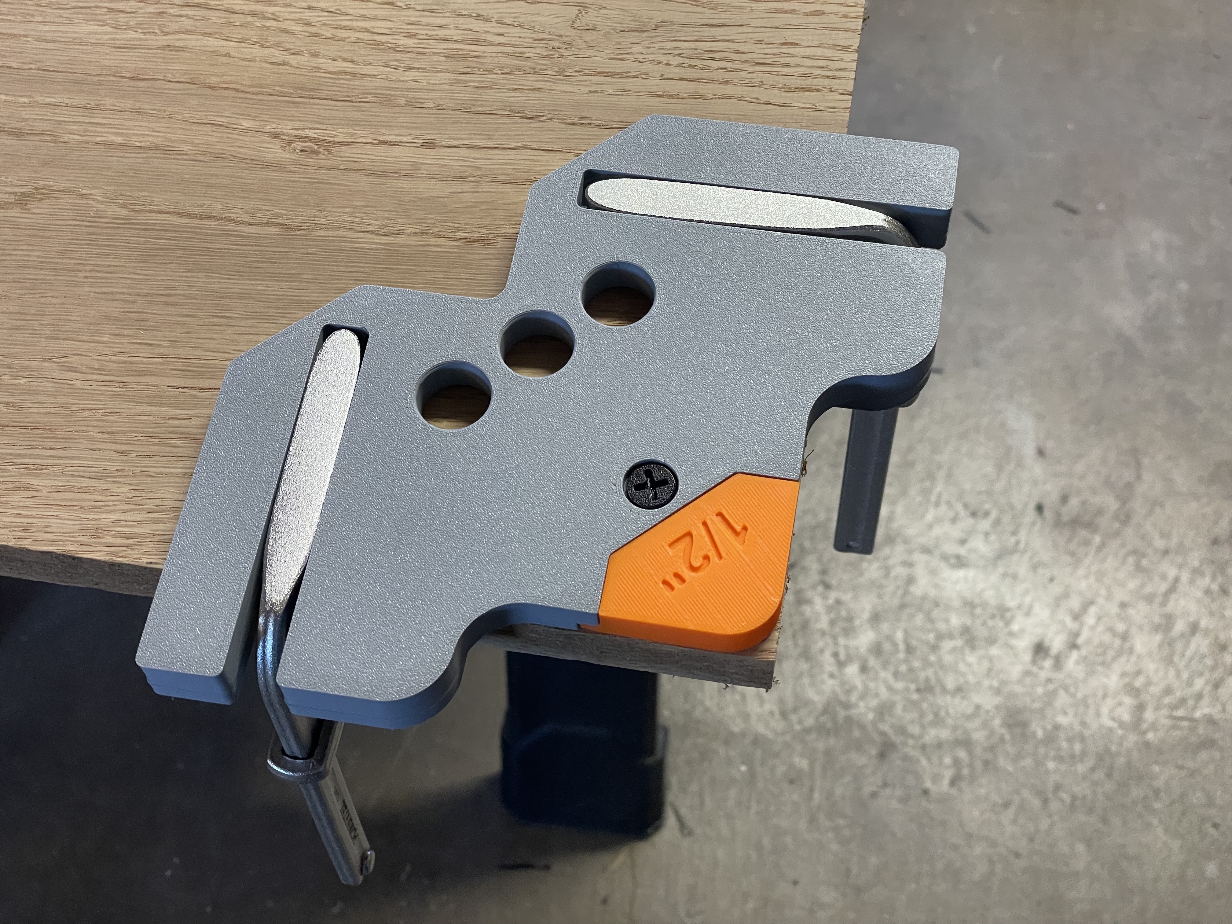Corner radius router jig with changeable inserts - Clampable