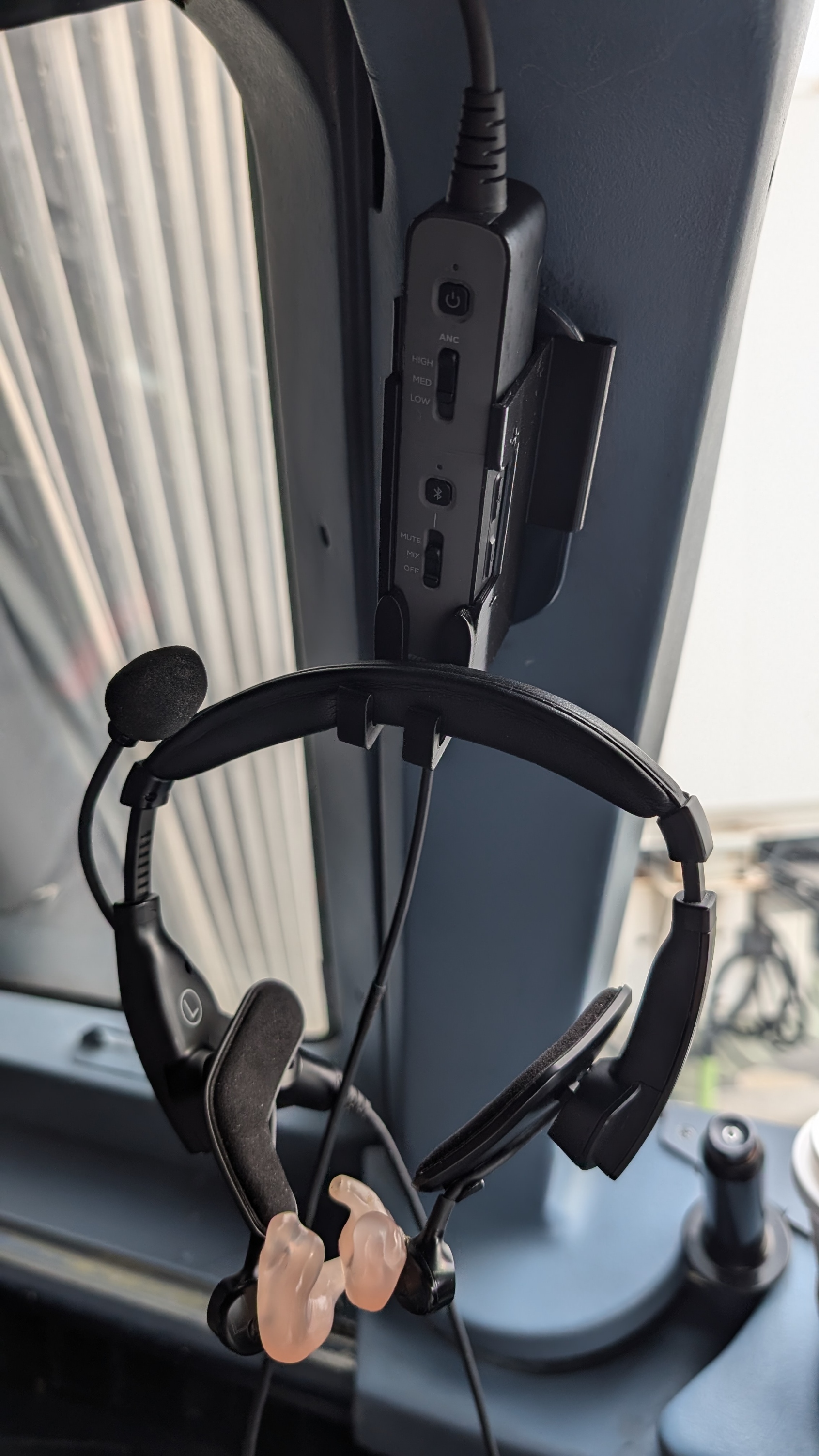 Airbus hanger for Bose Proflight with Bluetooth control module holder