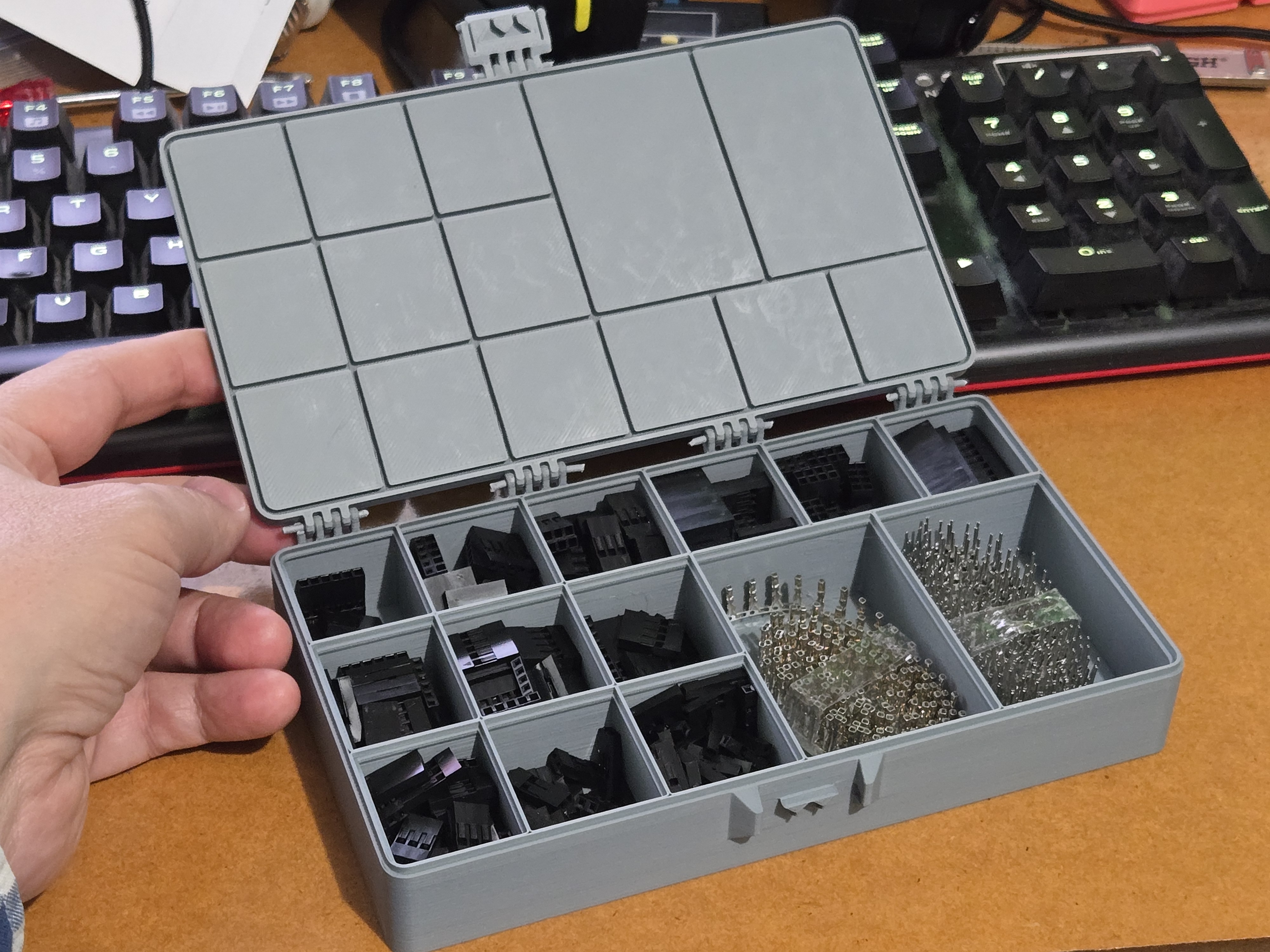 Multi-chamber Box with Clasp and Good Separation